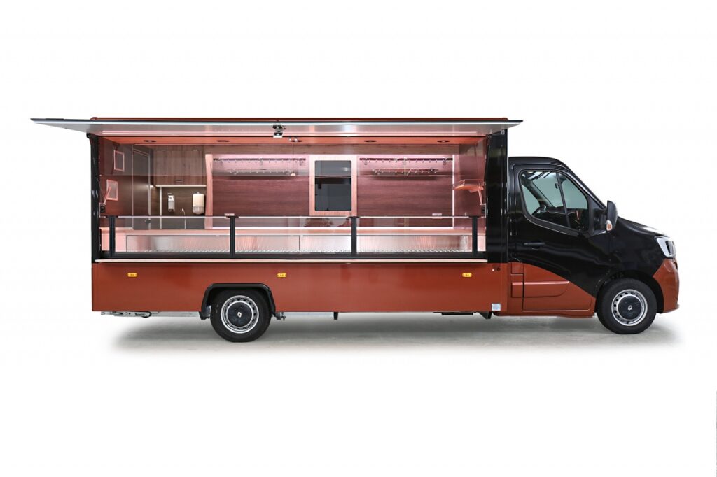 Wochenmarkt-Verkaufsmobil für Fleisch & Wurstwaren mit sehr geringer Kilometerleistung, 4,50 m Rechteck-Panoramatheke, mit schwarz eloxierten Thekenprofilen, 740 mm Auslage mit verstärkter Kühlleistung 32°, 2 Kühlauszüge unter Theke, Alu-Seitenblenden, LED-Beleuchtung unter Verkaufsklappe, Webasto Diesel-Standheizung, 400 Volt Stromanschluss. LED-Außenbeleuchtung, Klang & Klimapaket uvm.