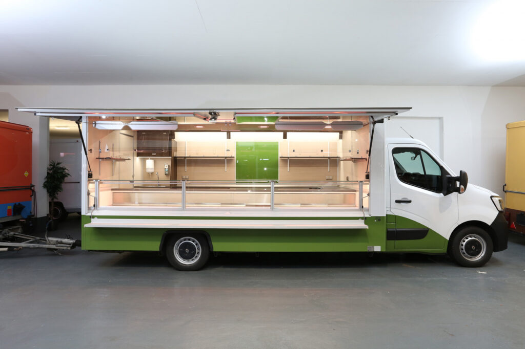 Gepflegtes Borco Höhns Wochenmarkt Verkaufsmobil mit gehobener Ausstattung. Beheizbare Körperschutzkante, Verkaufskühltheke mit einer 32° Kühlung, Wandregale, Alu-Seitenblenden, Windschutzverglasung, LED-Beleuchtung im Gang  uvm.