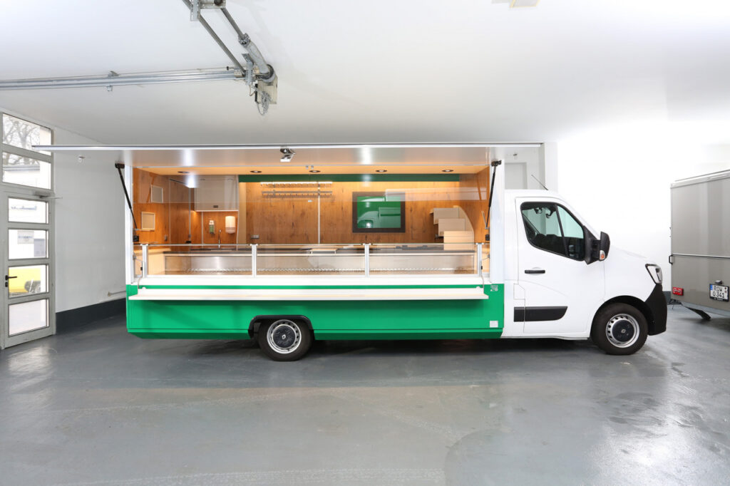 3-stufige Warenpräsentationstreppe, Verkaufskühltheke OPTIMA mit einer 32° Kühlung, klappbarer Thekenaufsatz mit senkrechter Frontscheibe, 2 Kühlfächer unter Theke, Lackierung: grün/weiß