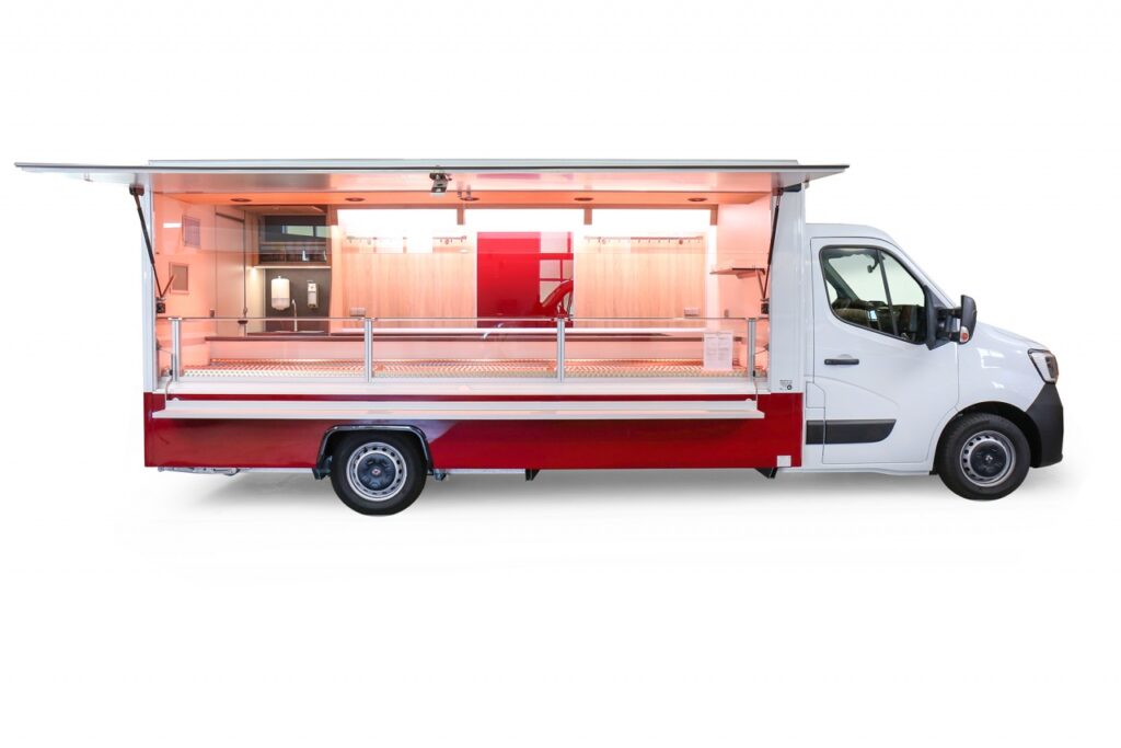 Das Verkaufsfahrzeug ist mit unserer Maxima Top Verkaufskühltheke ausgestattet. Die Maxima Top ist eine Umluftkühlung, ausgelegt auf 35 C° Grad Außentemperatur mit einer Auslagentiefe von 800 mm, unter der Verkaufstheke befinden sich 2 Kühlauszüge, die Arbeitsfläche ist über die Stirnseite umlaufend, durch modernste LED – Lichttechnik wird eine optimale Ausleuchtung gewährleistet, viel Werbemöglichkeit durch 2 Plakatrahmen und eine große Werbetafel mit Glasschriftfeld, das Basisfahrzeug ist komfortabel ausgestattet mit Ganzjahresreifen, einem Klang & Klima-Paket, LED-Schluss- und Umrissleuchten