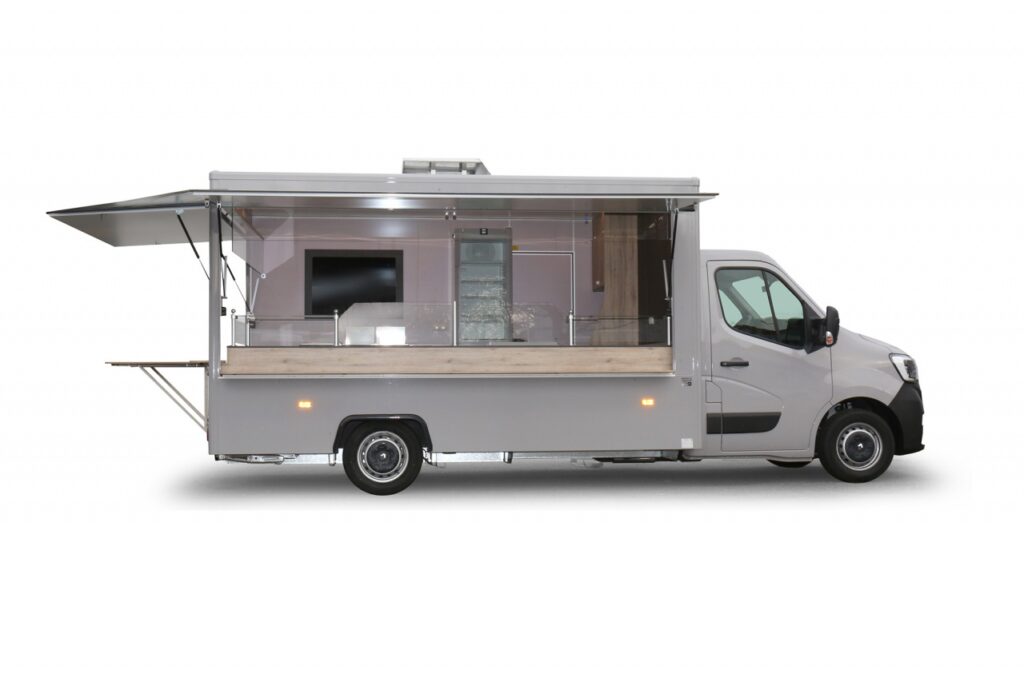 Das Imbiss-Verkaufsmobil ist mit einer Doppel-Fritteuse ausgestattet, zudem ist noch ein Bratgerät, Griddlebräter und Bainmarie vorhanden. An der Rückseite befinden sich 2 LIEBHERR Kühlschränke, zusätzliche Verkaufsseite, ausklappbarer Eßtisch an der Heckseite, Propangasversorgung. Neuste LED-Lichttechnik mit hoher Lichtleistung, Renault Master EURO 6d-TEMP, Ganzjahresreifen, Klang & Klimapaket, LED-Schlussleuchten.