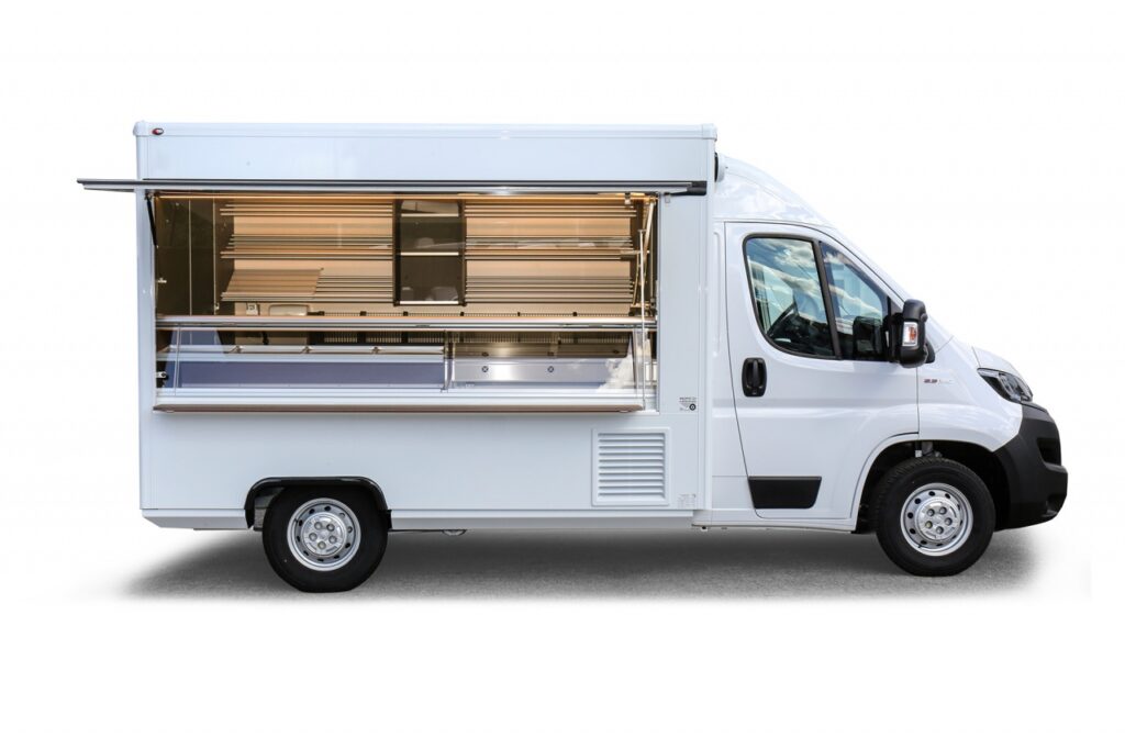 Das Verkaufsfahrzeug ist mit einer Backwarentheke ausgestattet, der Thekenaufsatz ist ein radialer Hebelbeschlag.  Die Kühltheke ist mit einem eutektischen Kühlplattensystem ausgestattet, sowie mit 2 schiebbaren Acrylglasscheiben. Neuste LED-Lichttechnik mit hoher Lichtleistung, die Brotborde haben  Aluminium-Rundstäben und gehen über 3 Etagen an der Rückwand, unter der hinteren Arbeitsfläche ist Platz für 5 Nachschub - Kuchenbleche, furniertes Präsentationsregal, Brötchenkörbe aus Metall in verschiedenen Größen, Einstiegstufe an der Heckseite, rutschfester antibakterieller Sicherheitsfußboden, Durchgang zum Fahrerhaus mit einer verschließbarer Drehtür, Läutewerk, Lithium-Ionen-Antriebsbatterie-Technik, FIAT DUCATO 33 PRESTIGE, Ganzjahresreifen, Reflektor Folienstreifen an der Verkaufsklappe,