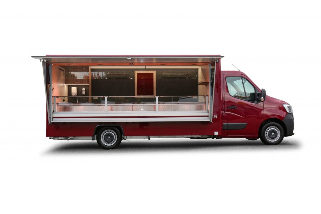 Neufahrzeug für die Branche Fleisch & Wurst, ausgestattet mit einer Verkaufskühltheke OPTIMA - stille Kühlung, 740 mm Auslagentiefe und senkrechter Thekenaufsatz, 2 Kühlfächer unter der Verkaufstheke, mit einer Kassenschublade, 2 Edelstahlhakenschienen an der Verkaufsrückwand,  LED-BÄRO Einbauleuchten, LED-Lichttechnik HO, eingelassene Werbetafel mit Glasschriftfeld, Basisfahrzeug: Renault Master EURO 6d temp, mit  Ganzjahresreifen und der Zusatzausstattung  Klang- & Klimapaket, LED-Schluss- und Umrissleuchten