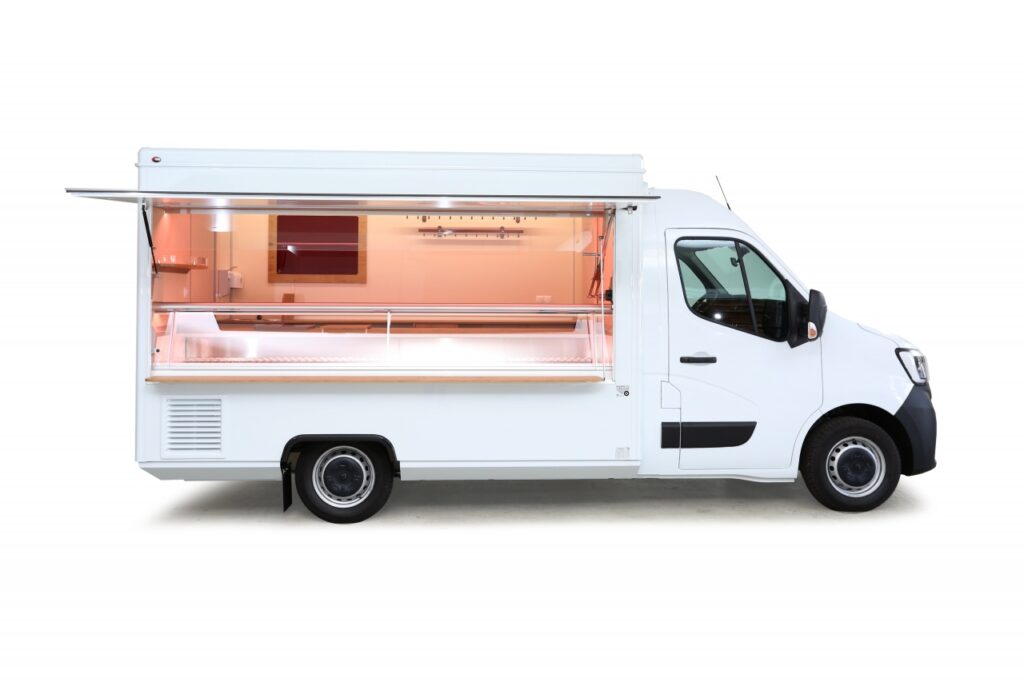 ambulantes Verkaufsmobil mit Li-Ionen Technik-Verkaufskühltheke 3,30 m lang mit einer stillen Kühlung, unterhalb Kühlfach für 2 Euro-Kisten.-Rückseitig Werbetafel mit Glasschriftfeld, Edelstahl-Hakenschienen.-Basisfahrzeug Renault Master mit 135 PS, Klang & Klima-Paket, Nebelscheinwerfer und gefedertem Fahrersitz.