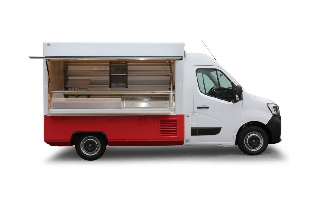 Das Verkaufsfahrzeug ist mit einer Backwarentheke ausgestattet, der Thekenaufsatz ist ein radialer Hebelbeschlag.  Die Kühltheke ist mit einem eutektischen Kühlplattensystem ausgestattet, sowie mit 2 schiebbaren Acrylglasscheiben. Neuste LED-Lichttechnik mit hoher Lichtleistung, die Brotborde haben  Aluminium-Rundstäben und gehen über 3 Etagen an der Rückwand, unter der hinteren Arbeitsfläche ist Platz für 5 Nachschub - Kuchenbleche; Durchgang zum Fahrerhaus mit einer verschließbarer Drehtür, Läutewerk, Lithium-Ionen-Antriebsbatterie-Technik, Dieselwarmluftheizung. Renault Master EURO 6d-TEMP, Ganzjahresreifen, Reflektor Folienstreifen an der Verkaufsklappe, Klang & Klimapaket, LED-Schlussleuchten. Das Backwarenmobil ist in attraktiver Farbe (RAL 3031 - orientrot).