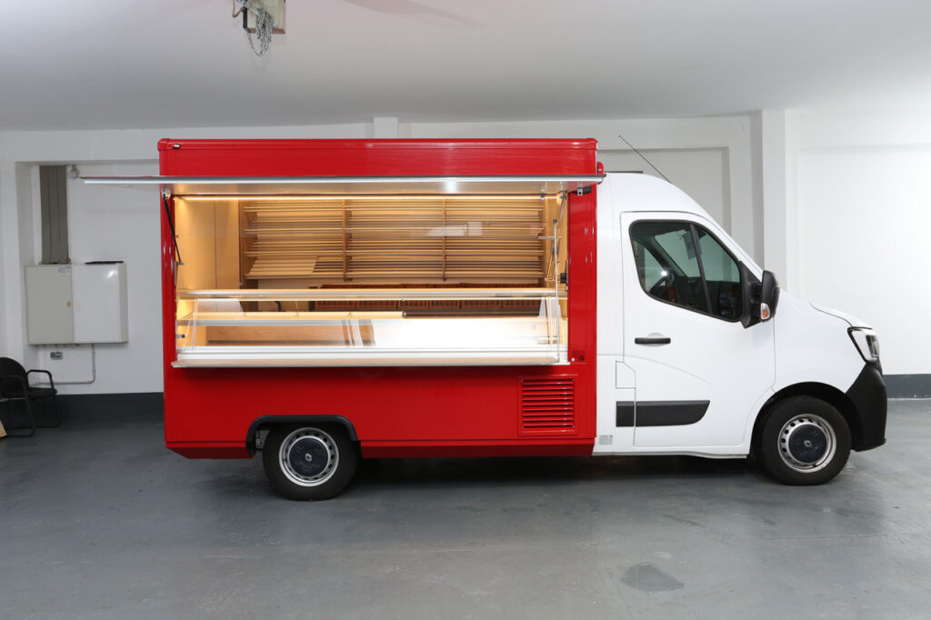 Backwarenverkaufsmobil mit einer Innenlänge von 2,90m.-Thekenaufsatz mit einem radialen Hebelbeschlag. Die Kühltheke ist mit einem eutektischen Kühlplattensystem ausgestattet, sowie mit 2 schiebbaren Acrylglasscheiben. Neuste LED-Lichttechnik mit hoher Lichtleistung, Die Brotborde haben  Aluminium-Rundstäben, über 3 Etagen an der Rückwand - unter der hinteren Arbeitsfläche ist Platz für 5 Nachschub - Kuchenbleche; -Durchgang zum Fahrerhaus mit einer verschließbaren Drehtür, Läutewerk, Lithium-Ionen-Antriebsbatterie-Technik, -Basisfahrzeug Renault Master EURO 6d-TEMP, Ganzjahresreifen, LED-Schlussleuchten.