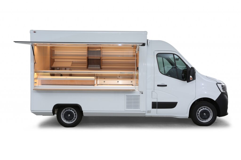 Backwaren Verkaufsmobil mit einer Verkaufstheke von 2,9 m, die Trockentheke misst 1,6 m und der Kühlbereich beträgt 1,3 m. Der Trockenbereich hat zusätzlich ein Zwischenregal. Die Kühltheke hat eine eutektische Kühlsystem und ist mit zwei schiebbaren Acrylscheiben ausgestattet. An der Verkaufsrückwand sind Brotborde, ein Präsentationsregal, sowie ein Nachschubregal. Unterhalb der Brotborde befindet sich das Hygienepaket sowie eine Arbeitsfläche für Brötchenkörbe. Basisfahrzeug Renault Master, 135 PS mit Allwetterbereifung und einem DAB+ Radio.