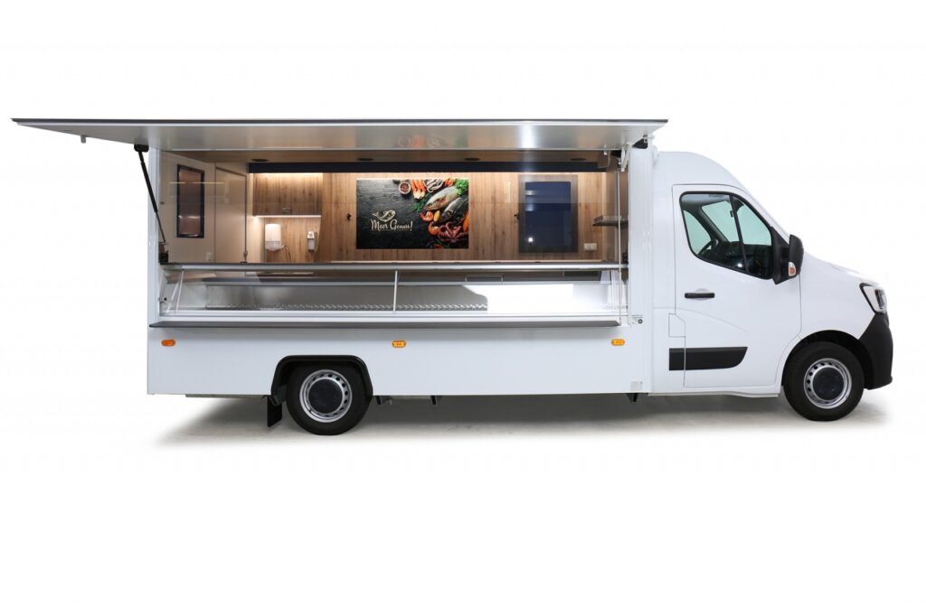 Fischmobil für den ambulanten Verkauf.-Kühltheke mit stiller Kühlung und einer Auslagentiefe von 670 mm, rückseitig eine Isoliertruhe mit Platz für 8 E-Kisten.-Batterie-Antriebspaket mit LI-Ionen Technik, LED Beleuchtung im kompletten Verkaufsfahrzeug mit abgestimmter Lichtfarbe.-Basisfahrzeug Renault Master mit 135 PS, Allwetterbereifung und Radio.