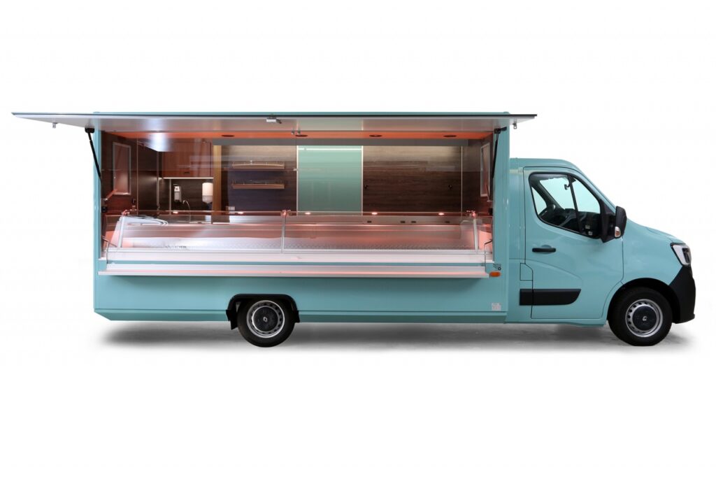 Verkaufsmobil für Fischwaren auf Plattformbasis-Das Mobil ist mit einer 4,50 Verkaufskühltheke und einer Isoliertruhe mit Platz für E-Kisten.-Edelstahlarbeitsflächen mit einer Aufkantung zur Rückwand. Dieselheizung im Verkaufsinnenraum.-BÄRO CX-Strahler für bessere Ausleuchtung der Ware. 2 Plakatrahmen A2 und eine Glaswerbetafel.-Basisfahrzeug Renault Master mit 135 PS, Klang & Klimapaket, Beifahrerdoppelsitzbank und Ganzjahresbereifung.
