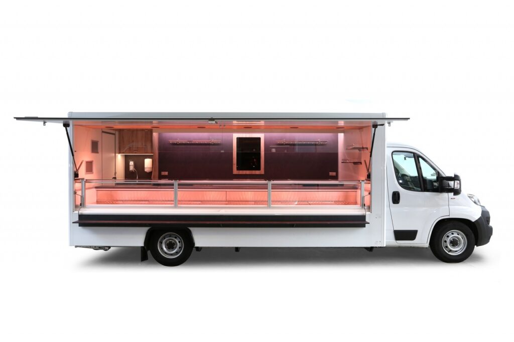 Verkaufsmobil für Fleisch & Wurstwaren mit einer Innenlänge von 5 m.-Kühltheke mit einer stillen Kühlung und einer Auslagentiefe von 740 mm, ausgelegt auf eine Umgebungstemperatur von 32°C.-Senkrechter Thekenaufsatz unter der Kühltheke sind zwei Kühlfächer mit einem Volumen von 400 Litern.-400 Volt Stromanschluss-LED-Beleuchtung innen und außen-Basisfahrzeug:Fiat Ducato, 140 PS, Allwetterbereifung, Beifahrerdoppelsitzbank, Radio.