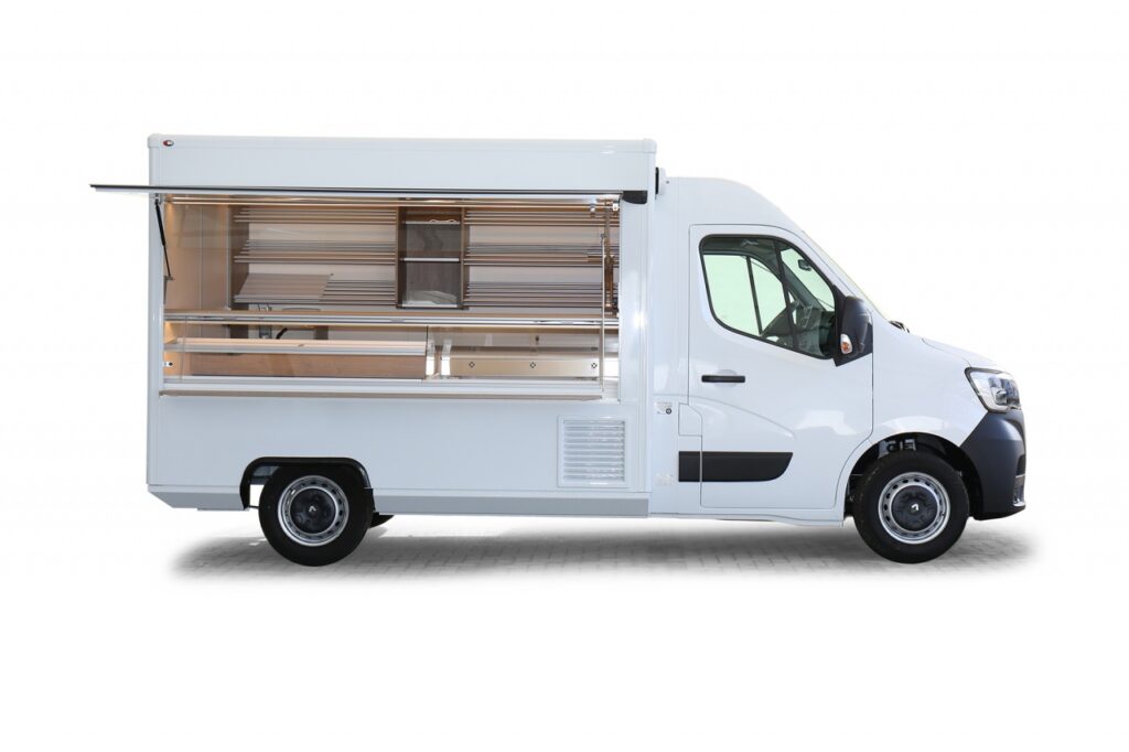 Backwaren Verkaufsmobil mit einer Verkaufstheke von 2,9 m, die Trockentheke misst 1,6 m und der Kühlbereich beträgt 1,3 m. Der Trockenbereich hat zusätzlich ein Zwischenregal. Die Kühltheke hat eine eutektische Kühlsystem und ist mit zwei schiebbaren Acrylscheiben ausgestattet. An der Verkaufsrückwand sind Brotborde, ein Präsentationsregal, sowie ein Nachschubregal. Warmluftdieselheizung im Verkaufsraum. Unterhalb der Brotborde befindet sich das Hygienepaket sowie eine Arbeitsfläche für Brötchenkörbe. Basisfahrzeug Renault Master, 135 PS mit Allwetterbereifung.