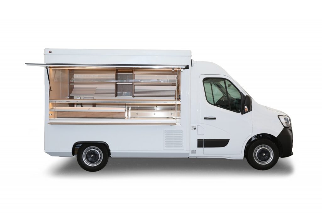 Backwaren Verkaufsmobil mit einer Verkaufstheke von 2,9 m, die Trockentheke misst 1,6 m und der Kühlbereich beträgt 1,3 m. Der Trockenbereich hat zusätzlich ein Zwischenregal. Die Kühltheke hat eine eutektische Kühlsystem und ist mit zwei schiebbaren Acrylscheiben ausgestattet. An der Verkaufsrückwand sind Brotborde, ein Präsentationsregal, sowie ein Nachschubregal. Unterhalb der Brotborde befindet sich das Hygienepaket sowie eine Arbeitsfläche für Brötchenkörbe. Basisfahrzeug Renault Master, 135 PS mit Allwetterbereifung, Radio und beheizbarem Fahrersitz.