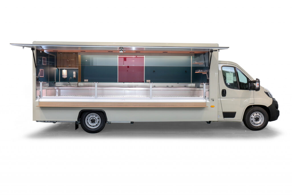 Fischverkaufsfahrzeug mit 5m Kühltheke mit Kühlfach.-Ausstattungsdetails: LCD-Rückfahrvideosystem, Edelstahl Arbeitsflächen, Isoliertruhe, Einzelkühlfach für zwei E-Kisten, 400 Volt Stromanschluss, Basisfahrzeug mit Radio und Allwetterbereifung.