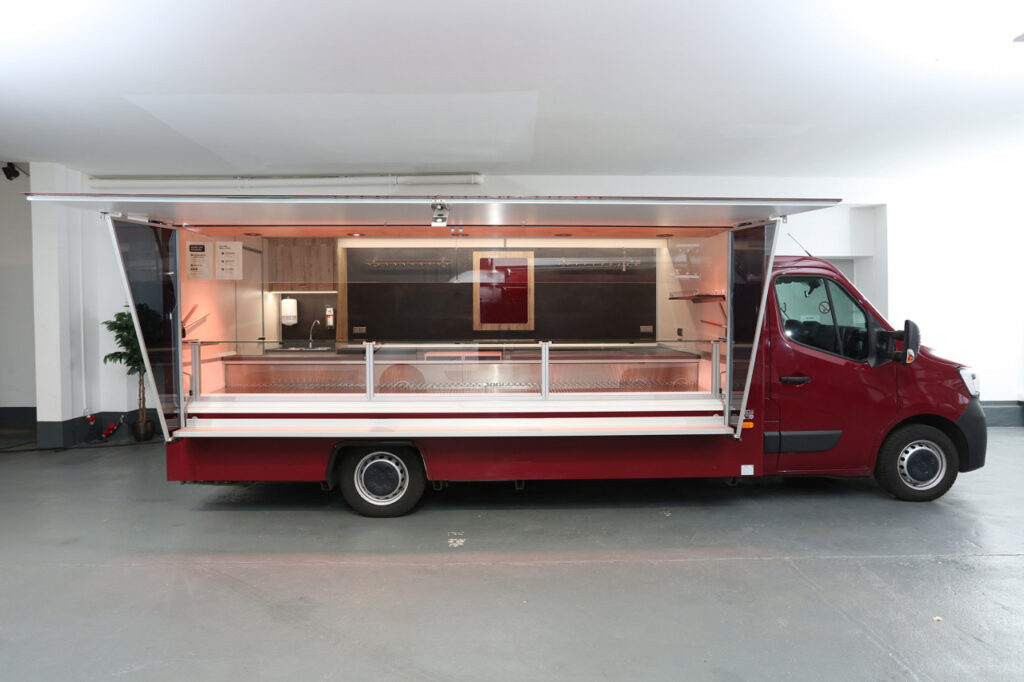 Verkaufsmobil für Fleisch & Wurstwaren in neuwertigem Zustand.-4,50 m Kühltheke mit senkrechtem Glasaufsatz, verstärkte Kühlleistung, 2 Kühlfächer unter der Theke,  BÄRO Intara CX - Strahler über der Theke, getönte Seitenblenden, 400 V Stromanschluß. Basisfahrzeug Renault Master mit 135 PS, Allwetterbereifung und Radio.