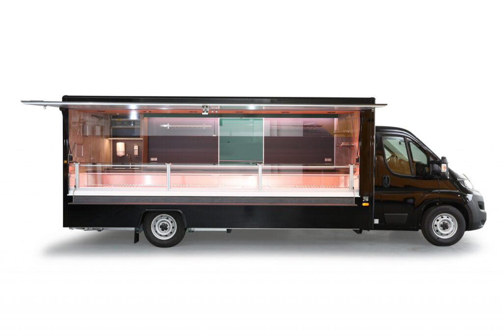 Fleischverkaufsmobil mit 5m Kühltheke mit 2 Kühlfächern.-Verkaufskühltheke mit 740 mm Auslage und stiller Kühlung.-Fiat Ducato mit Allwetterbereifung, Radio und Doppelsitzbank