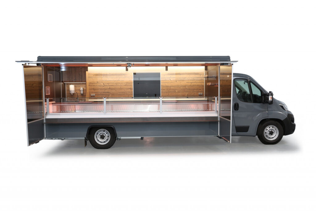 Verkaufsmobil für den Wochenmarkt -5,00 mn Kühltheke mit stiller Kühlung, unterhalb zwei Kühlfächer für 4 E-Kisten-Hakenschiene, Angebotstafel, 400 Volt Stromanschluss, Rückfahrvideosystem und vieles mehr-Fiat Ducato mit Allwetterbereifung und Radio