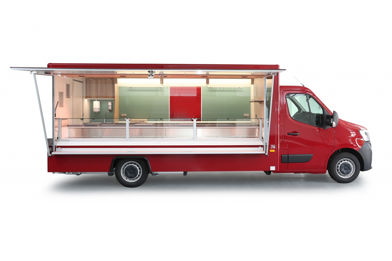 Fleischverkaufsfahrzeug mit 4,50m Kühltheke mit 3 Kühlfächern.-Ausstattungsdetails: Beheizte Körperschutzkante, 2,40m Hakenschiene, Schneideblock uvm.