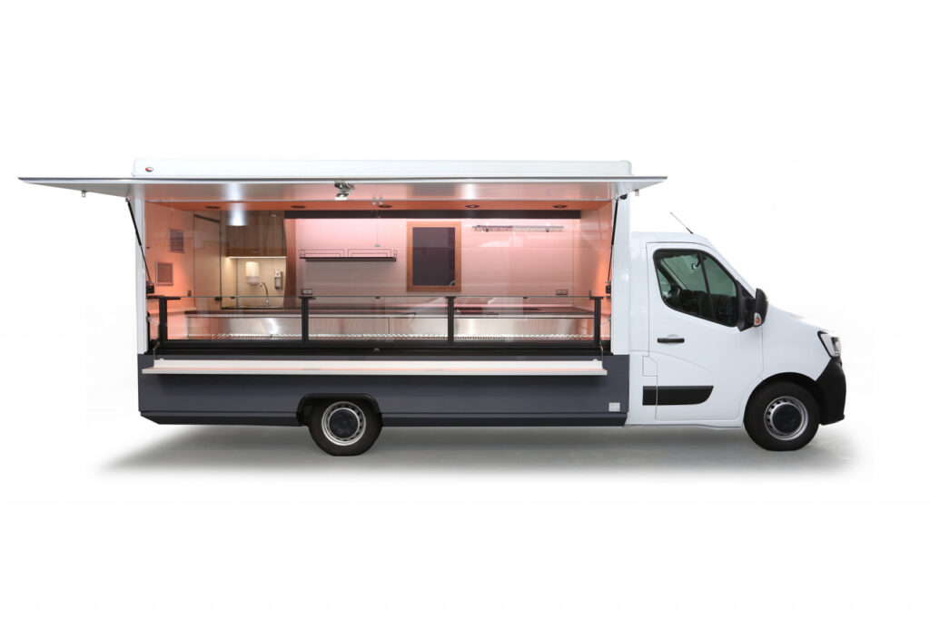 Verkaufsmobil für den Wochenmarkt-4,50 m stillte Kühltheke, unterhalb ein Doppelkühlfach für 4 E-Kisten.-Hakenschiene, Wandregal und Angebotstafel-Basisfahrzeug Renault Master mit Allwetterbereifung und Radio