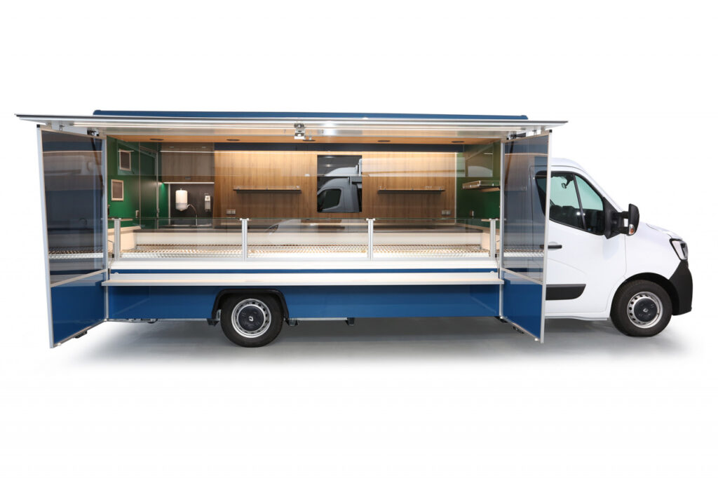 Verkaufsmobil für den Wochenmarkt-4,50 m Umluftkühltheke mit 800 mm Auslage und unterhalb mit 2 Kühlauszügen für 4 Euro-Kisten.-BÄRO LED Beleuchtung, Plakatrahmen, Werbetafel mit Glasschriftfeld, 400 Volt Stromanschluss-Basisfahrzeug Renault Master mit Klang & Klima Paket, Allwetterbereifung und Beifahrereinzelsitz