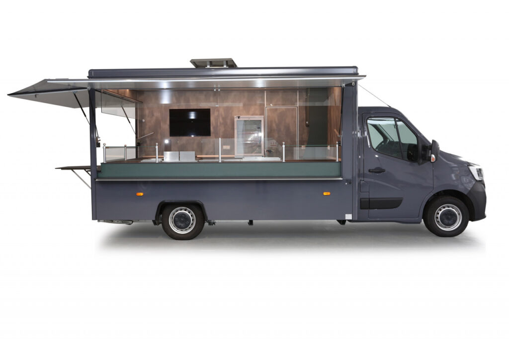 Verkaufsmobil Imbiss-Zusätzliche Verkaufsseite im Heck mit ausklappbarem Eßtisch, LIEBHERR Kühlschränke, Propangasversorgung, LED-Lichtband, -verschiedene Imbissgeräte: Bainmarie, Doppel-Fritteuse, Bratgerät, Griddlebräter-Renault Master mit Allwetterbereifung