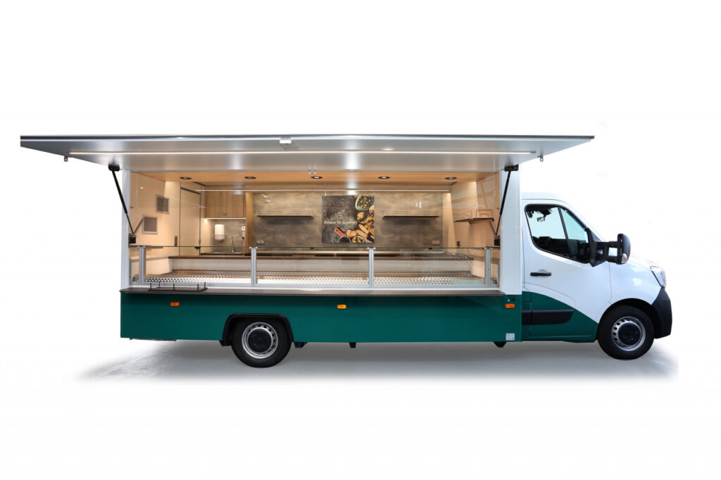 Das Verkaufsfahrzeug ist mit unserer Maxima Top Verkaufskühltheke ausgestattet. Die Maxima Top ist eine Umluftkühlung, ausgelegt auf 35 C° Grad Außentemperatur mit einer Auslagentiefe von 800 mm, unter der Verkaufstheke befinden sich 3 Kühlauszüge, die Arbeitsfläche ist über die Stirnseite umlaufend, durch modernste LED – Lichttechnik wird eine optimale Ausleuchtung gewährleistet, viel Werbemöglichkeit durch 2 Plakatrahmen und eine große Werbetafel, das Basisfahrzeug ist komfortabel ausgestattet mit Ganzjahresreifen, einem LCD-Rückfahrvideosystem, LED-Schluss- und Umrissleuchten