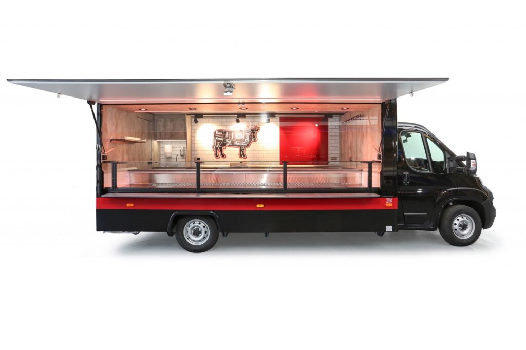 Verkaufsmobil für Fleischwaren-Verkaufskühltheke mit stiller Kühlung ausgelegt für eine Umgebungstemperatur von 32°C.-Unterhalb 2 Kühlfächer für 4 E-Kisten.-Fiat Ducato mit 120 PS, Allwetterbereifung, Klimaanlage und Radio