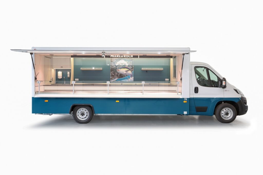 Fischverkaufsmobil mit 5m Umluft-Kühltheke und Isoliertruhe.-Ausstattungsdetails: senkrechter Thekenaufsatz, BÄRO LED Beleuchtung uvm.