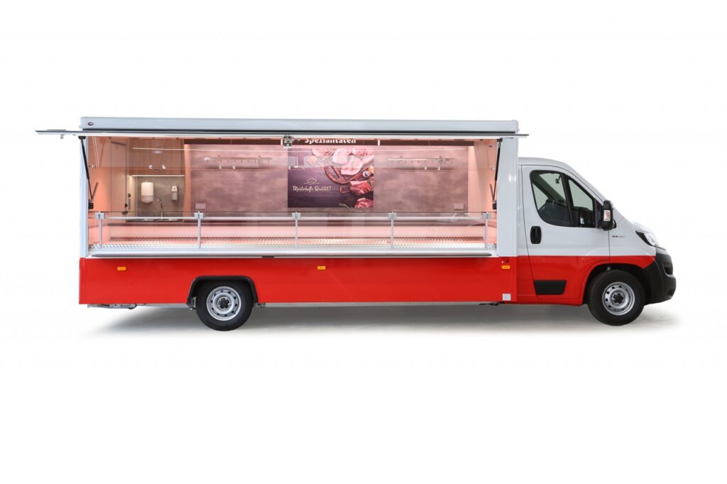 Borco Höhns Leichtbaufahzeug mit einer Innenlänge von 5,00 m und einem Gesamtgewicht von 3,5 t, fahrbar mit Führerscheinklasse B.-Maxima Top Verkaufskühltheke mit Umluftkühlung, ausgelegt auf eine Umgebungstemperatur von 32°C. Drei Doppelkühlfächer unterhalb der Theke.-Fußboden mit Polyester belegt. Neuste BÄRO-LED Lichttechnik für eine optimale Ausleuchtung der Ware. Warmluftdieselheizung.-Senkrechter Glasaufsatz sowie moderne Möbeldekore runden das Konzept ab.