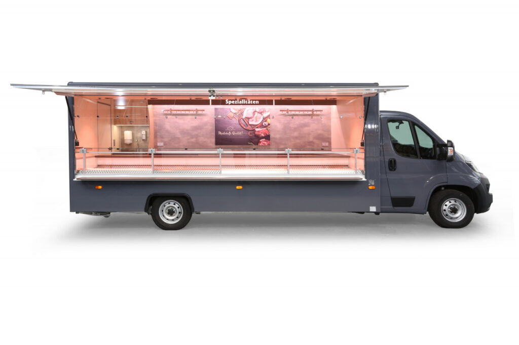 Borco Höhns Leichtbaufahrzeug mit einer Innenlänge von 5,00 m und einem Gesamtgewicht von 3,5 t, fahrbar mit Führerscheinklasse B.-Maxima Top Verkaufskühltheke mit Umluftkühlung, ausgelegt auf eine Umgebungstemperatur von 32°C. Drei Doppelkühlfächer unterhalb der Theke.-Fußboden mit Polyester belegt. Neuste BÄRO-LED Lichttechnik für eine optimale Ausleuchtung der Ware. Warmluftdieselheizung.-Senkrechter Glasaufsatz sowie moderne Möbeldekore runden das Konzept ab.