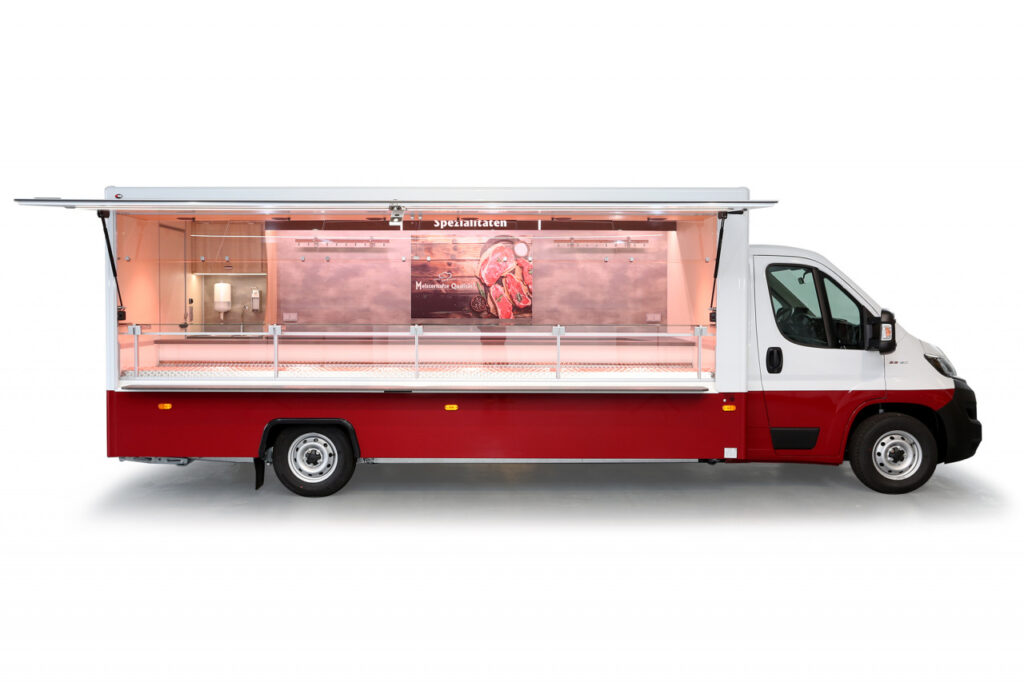 Borco Höhns Leichtbaufahrzeug mit einer Innenlänge von 5,00 m und einem Gesamtgewicht von 3,5 t, fahrbar mit Führerscheinklasse B.-Maxima Top Verkaufskühltheke mit Umluftkühlung, ausgelegt auf eine Umgebungstemperatur von 32°C. Drei Doppelkühlfächer unterhalb der Theke.-Fußboden mit Polyester belegt. Neuste BÄRO-LED Lichttechnik für eine optimale Ausleuchtung der Ware. Warmluftdieselheizung.-Senkrechter Glasaufsatz sowie moderne Möbeldekore runden das Konzept ab.