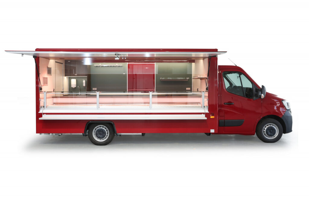 Verkaufsmobil für den Wochenmarkt-Umluft-Kühltheke mit einer 800 mm Auslage. Unterhalb edr Kühltheke zwei Kühlauszüge für 4 E-Kisten.-Glaswerbetafel, Hakenschiene, Regale und BÄRO Beleuchtung