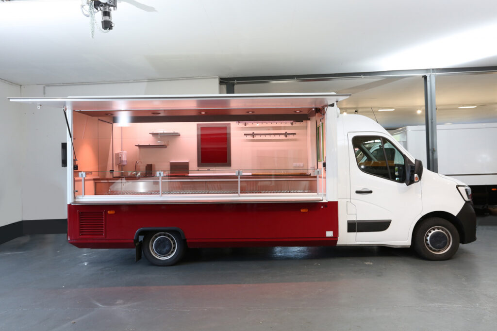 Sehr junges Verkaufsmobil mit geringer Kilometerleistung für den Tourenverkauf und auf Wochenmärkten..-Kühltheke mit stiller Kühlung und einem Kühlauszug für 2 E-Kisten.-Hakenschienen, Werbetafel und Platkatrahmen-Renault Master mit Allwetterbereifung und DAB-Radio.