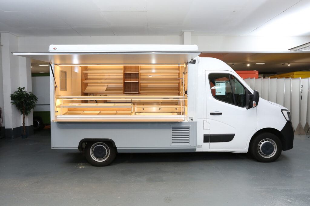 Junges und sehr gepflegtes Touren Verkaufsmobil mit 1,20m Kühltheke, feste Einstiegsstufe.-Basisfahrzeug Renault Master, 145 PS mit Radio und beheiztem Fahrersitz