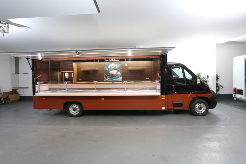 5,00 m Umluft-Kühltheke "Maxima Top" mit verstärkter Kühlleistung, große Kühltruhe, senkrechter Thekenaufsatz, BÄRO Intara CX-Strahler, LED Beleuchtungssystem in der Verkaufsklappe integriert, uvm.