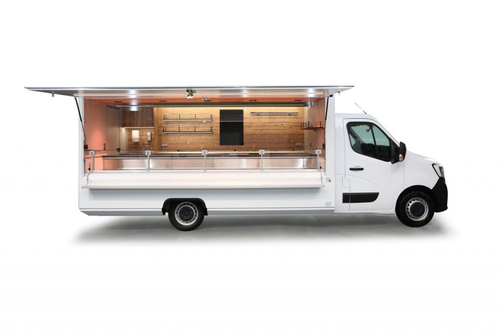 Verkaufsmobil für den Wochenmarkt-stille Kühltheke mit 670 mm Auslage, unterhalb zwei Kühlfächer für 4 E-Kisten-Wandregale und Hakenschiene-400 Volt Stromanschluss-Renault mit Klang & Klima Paket und Allwetterbereifung