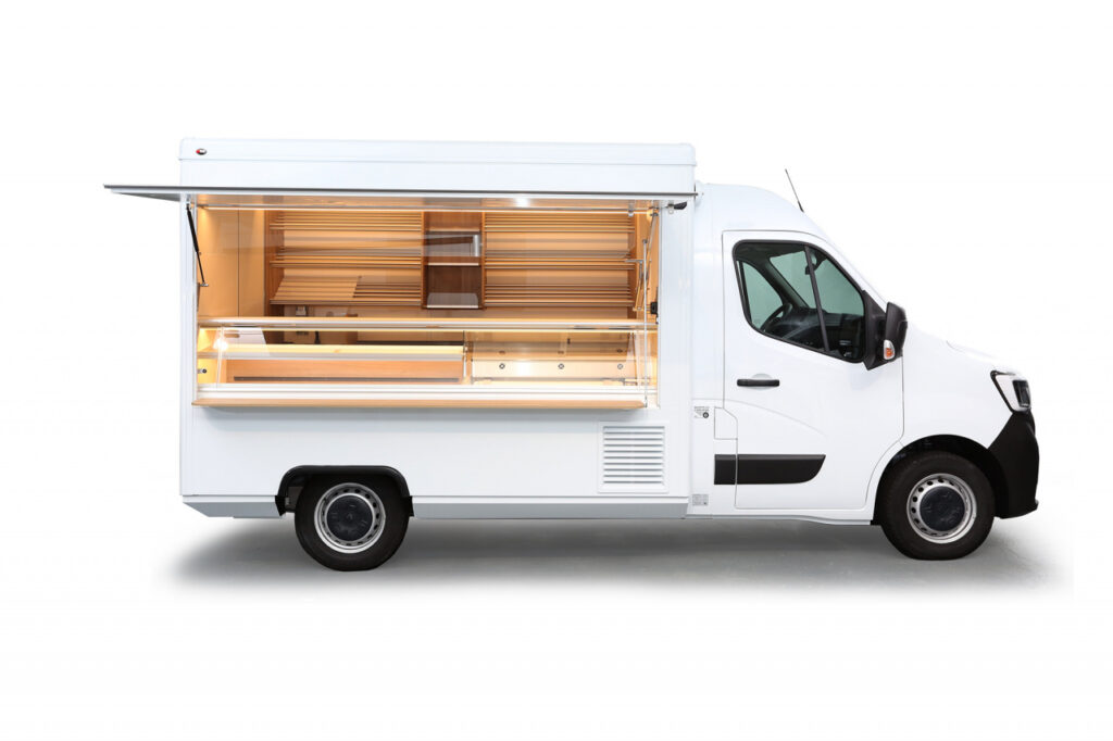 Verkaufsmobil für den ambulaten Verkauf.-Trockentheke und gekühlte Theke, Brotborde, Durchgang zum Fahrerhaus, Betrieb mit Li-Ionen Technik.-Renault Master mit Allwetterbereifung und DAB-Radio.
