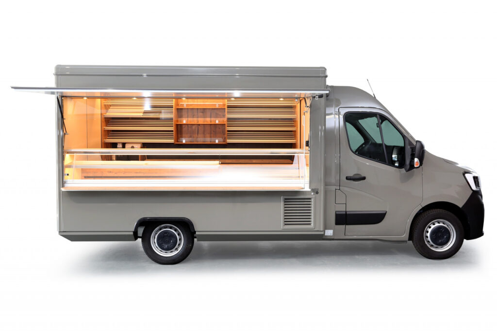 Verkaufsfahrzeug Borco Höhns für den ambulaten Verkauf:-Ausstattung:-Renault Master dCi 145, Ganzjahresreifen, Radio DAB+ mit Freisprecheinrichung, Lackierung einfarbig quarzgrau RAL 7039, LED-Beleuchtung im Innenraum, Arbeitsfläche, Backwarentheke für 5 Kuchenbleche, Lithium-Ionen-Batteriepaket, Borde, Kühltheke für 2 Kuchenbleche.