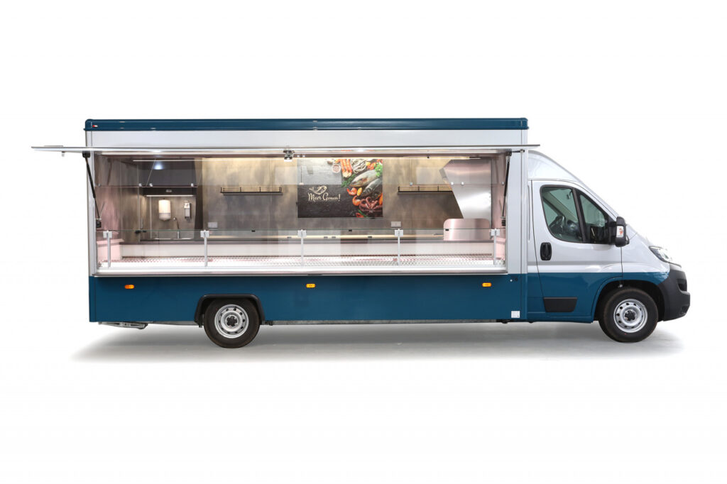 Verkaufsmobil für den Wochenmarkt mit Fritteuse-5,00 m Umlufttheke mit unterhalb einer Kühlschublade für 2 E-Kisten sowie rückseitig eine Isoliertruhe.-Stirnseitig eine Friteuse mit Propangasbetrieb.-Basisfahrzeug Fiat Ducato mit Allwetterbereifung, automatischer Klimaanlage und Radio.
