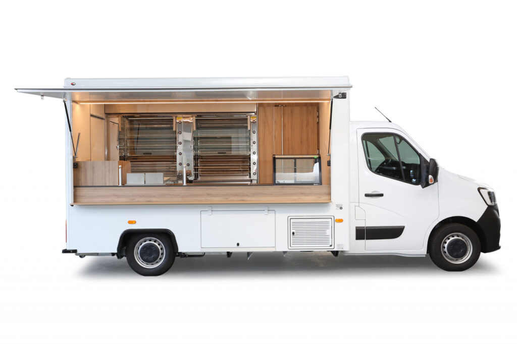 Verkaufsmobil für Grillhähnchen-3,60 m Verkaufsmobil mit Ubert-Hähnchengrill und Doppel-Fritteuse , Polyesterfußboden, Kühlvitrine und 105 Liter Gastank.-Renault Master mit Beifahrereinzeilsitz, Klang & Klima Paket sowie Allwetterbreifung.