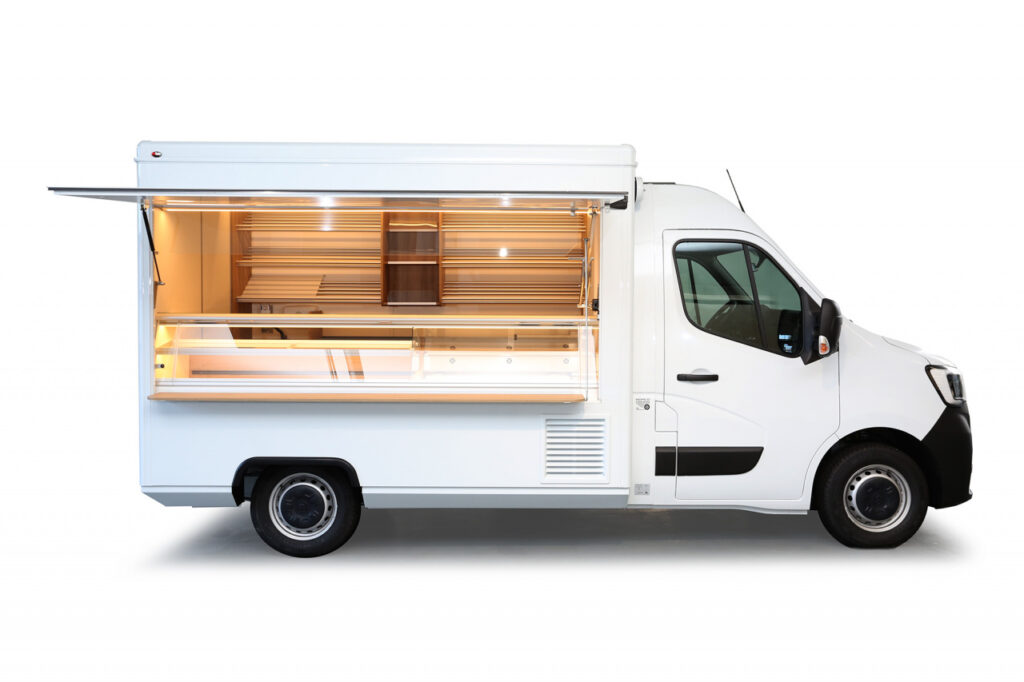 Verkaufsmobil für den ambulanten Verkauf-ungekühlte Backwarentheke mit Zwischenablage, gekühlte Theke mit Speicherkühlung für 3 Bleche sowie zwei als Nachschub.-Brotregal mit drei Etagen, unterteilt durch ein Präsentationsregal.-Renault Master mit Allwetterbereifung und Radio
