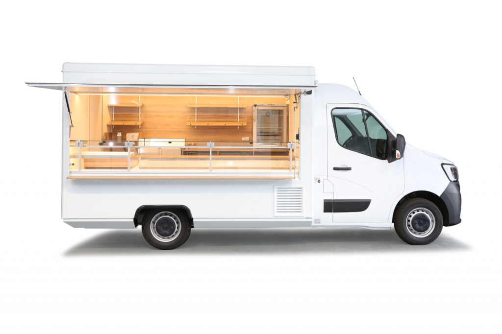 Verkaufsmobil für den ambulanten Verkauf- -Kühltheke für 6 Bleche, Handelswarenregale und Sichtkühschrank.-zwei Bain-Marie zum warmhalten von Speisen.-Renault Master mit Allwetterbereifung und Radio-