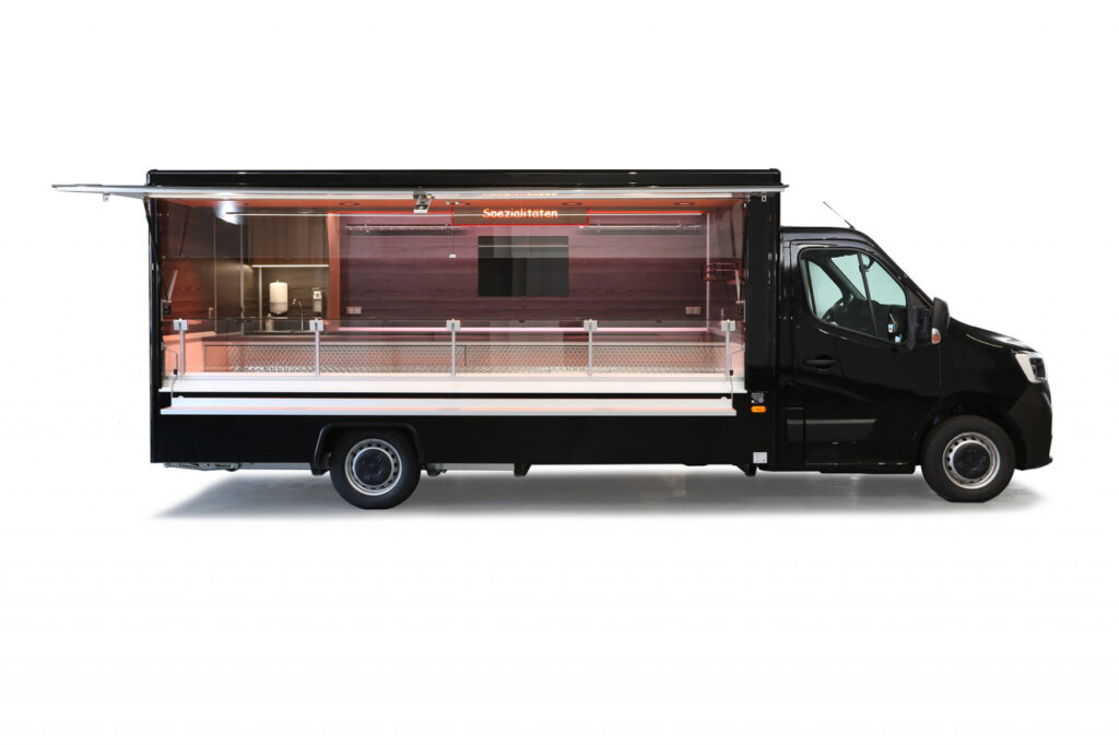Wochenmarktmobil in moderner Ausstattung-Kühltheke mit stiller Kühlung, unterhalb 2 Kühlauszüge für 4 E-Kisten-400 Volt Stromanschluss-Renault Master mit Allwetterbereifung und Klang-&Klima-Paket