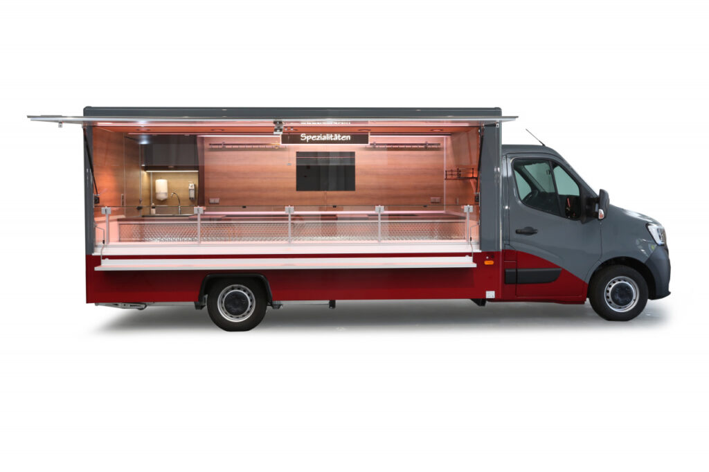 Verkaufsmobil für den Wochenmarkt-Kühltheke mit stiller  Kühlung, unterhalb 2 Kühlauszüge für 4 E-Kisten.-Werbetafel, Hakenschiene, Unterschränke und Regale-400 Volt Stromanschluss-Renault Master mit Allwetterreifen und Radio