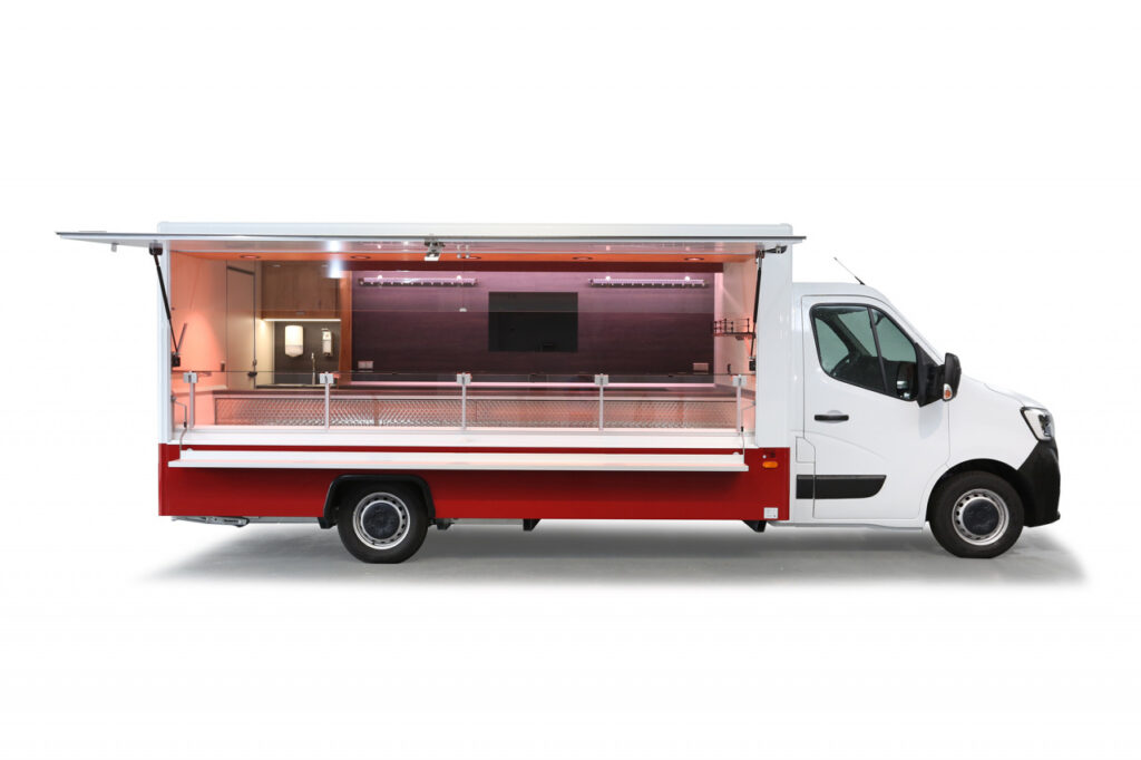 Verkaufsmobil für den Wochenmarkt-Kühltheke mit stiller Kühlung, unterhalb zwei Kühlauszüge für 4 E-Kisten.-Schalttafel 400 Volt-Renault Master mit Allwetterbereifung und Klang & Klima-Paket