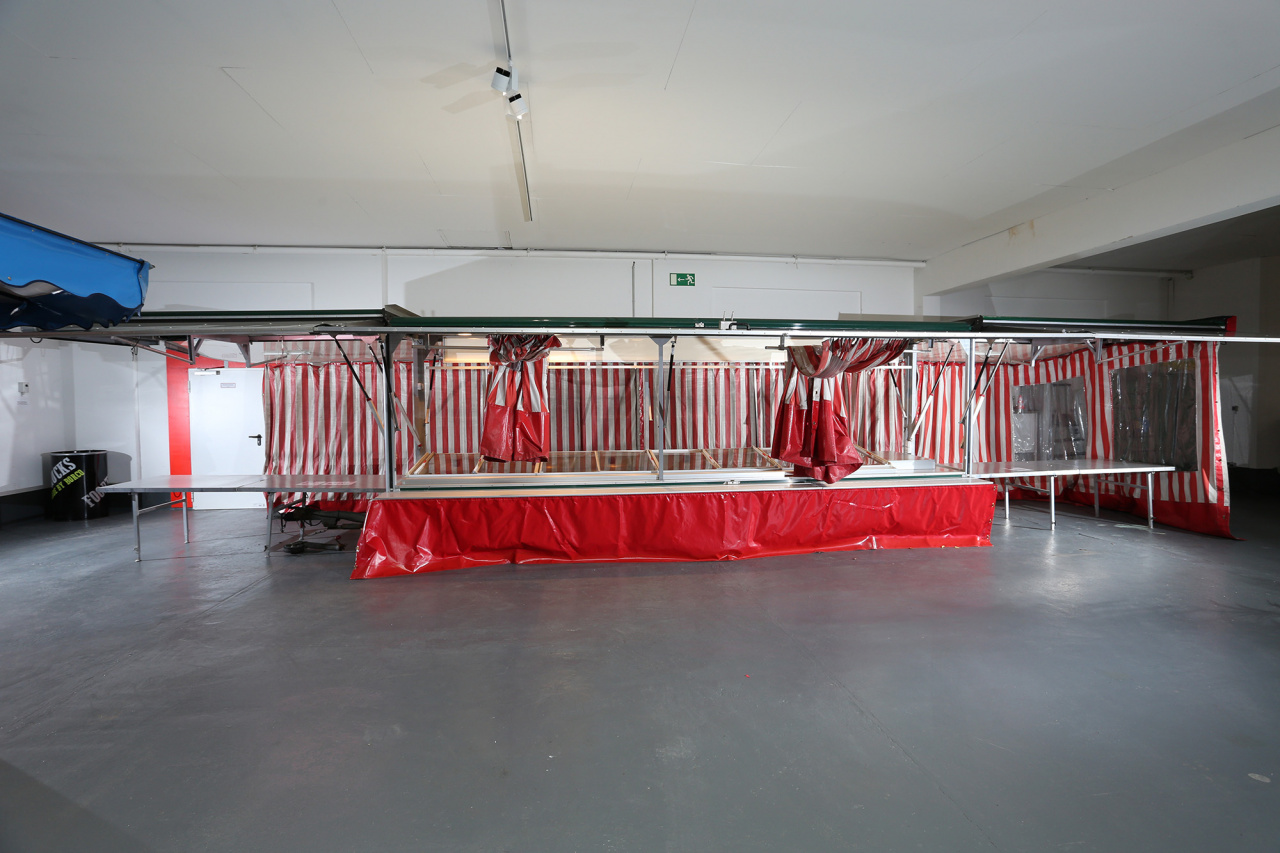 Spewi Verkaufsanhänger von 6 auf 12 m ausziehbar, mit durchgehender Kühlmulde.-Einplanung rot/weiß rundherum vorhanden.-Guter Zustand mit Gebrauchsspuren