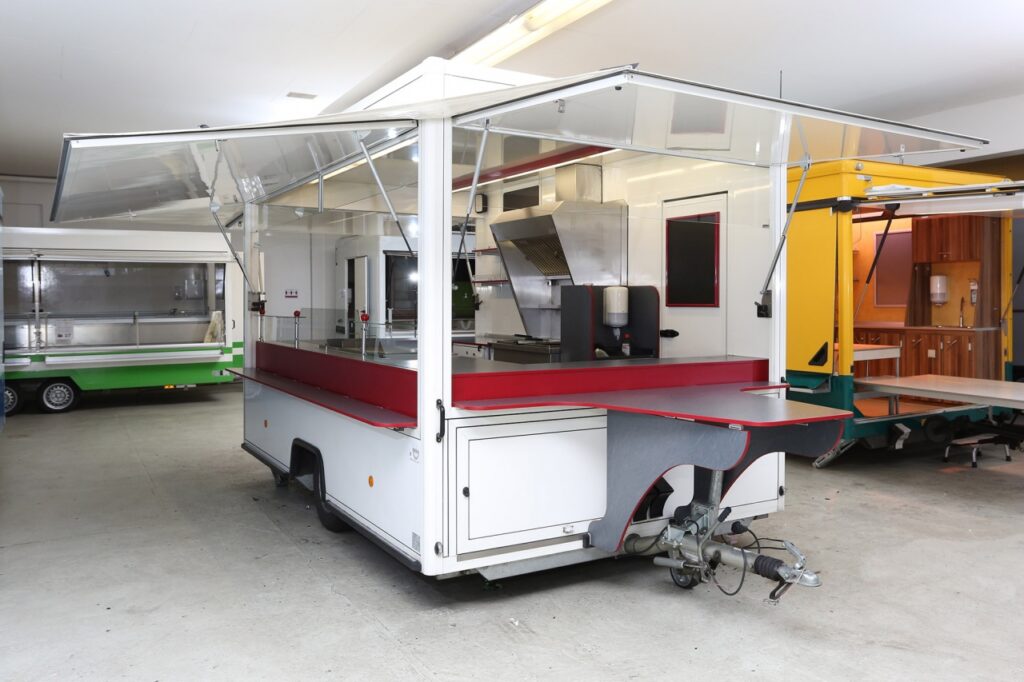 Imbiß-Verkaufsanhänger, gepflegter Zustand.-Geräteausstattung: UBERT Rostbräter mit Schaschlikpfanne, 2-Korb-Friteuse und Bainmarie mit Aufsatzhaube, Liebherr Kühlschrank.