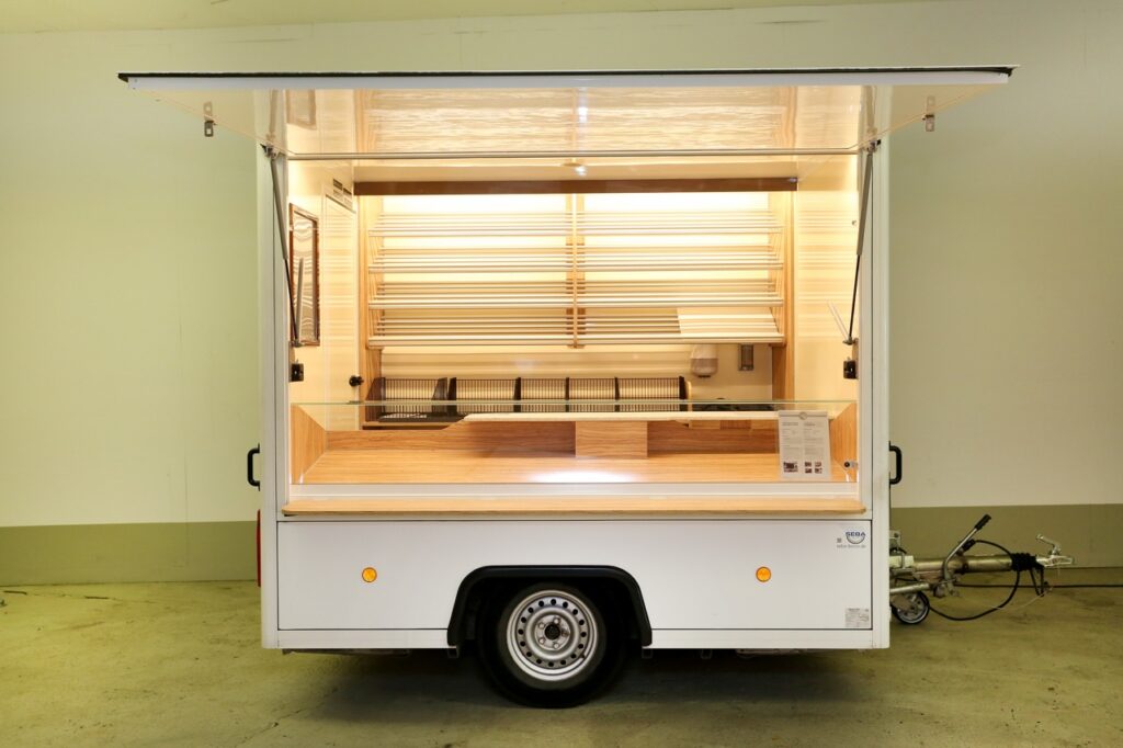 Sehr gepflegter Backwaren-Verkaufsanhänger